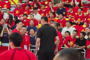 杜锋指导今日也来到男篮热身赛现场观战！赛前与郭士强指导热聊